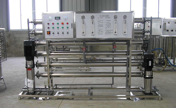 1.反滲透純水處理設(shè)備采用全自動(dòng)控制方式，實(shí)現(xiàn)全自動(dòng)的操作，減少人為誤操作對(duì)設(shè)備帶的影響。2.預(yù)處理系統(tǒng)中采用還原系統(tǒng)的設(shè)計(jì)解決余氯過高對(duì)反滲透膜產(chǎn)