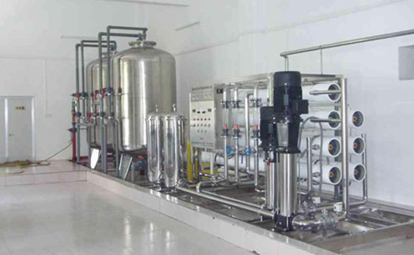 日用化妝品純水設(shè)備采用反滲透過濾技術(shù),反滲透RO技術(shù)是當(dāng)今先進(jìn)和有效的除鹽技術(shù)。其原理是在壓力的作用下，水分子透過反滲透膜成為純水，水中的雜質(zhì)被反滲透膜截留排出。