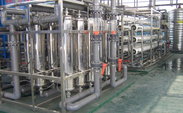       化工行業(yè)中的高純水主要應(yīng)用于電池行溶劑用純水、化學(xué)分析、化工材料、產(chǎn)品清洗、物質(zhì)的分離、濃縮、提純，廢物回收等場(chǎng)合的用水，對(duì)于水質(zhì)要求相對(duì)來說不是太高，純水電導(dǎo)率從0.1uS/cm-20uS/cm就基本上能滿足要求。我們公司可根據(jù)客戶對(duì)水質(zhì)的具體要求，采用反滲透，離子交換，EDI等超純水生產(chǎn)工藝的不同組合，生產(chǎn)出即經(jīng)濟(jì)實(shí)用，又