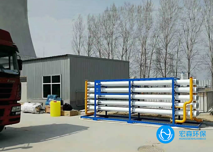 造紙工業(yè)廢水主要來源于分制漿和抄紙兩個生產過程。制漿產生的廢水，污染為嚴重，洗漿時排出廢水呈黑褐色，其中污染物濃度很高，BOD高達5～40 g/L，含有大量纖維、無機鹽、色素和大量的酸堿物質。抄紙機排出的廢水，其中含有大量纖維和在生產過程中添加的填料和膠料。同時造紙過程中還需要加入一些必要的化學助劑，加重了對水體的污染造紙污