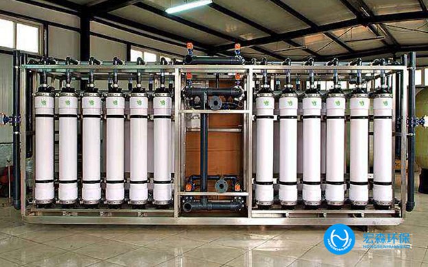 隨著經(jīng)濟(jì)發(fā)展人們對(duì)生活要求也提高，有了大量食品加工行業(yè)，但是這個(gè)行業(yè)在生產(chǎn)過程中會(huì)排放大量污水，如果不及時(shí)處理，污水可能會(huì)流入食品生產(chǎn)工藝中，影響食品的衛(wèi)生。食品加工行業(yè)想要處理食品加工污水，就選擇食品加工廢水零排放設(shè)備，應(yīng)注重其優(yōu)點(diǎn)和特點(diǎn)。食品加工廢水零排放設(shè)備精確地將接觸氧化工藝和活性污泥相結(jié)合，使廢水處理水平大大提高。 食品加工廢水零排放設(shè)備 一、投資難 建設(shè)大型廢水處理廠的投資壓力往往很大，這種食品加工廢水零排放設(shè)備的總投資非常小，市場(chǎng)價(jià)格從幾萬到幾十萬不等，適用于房地產(chǎn)、大工廠等社會(huì)大資金的投資，等等，這也更符合&ldquo;誰污染誰治理&rdquo;的原則。 二、精確實(shí)現(xiàn)中水回用，達(dá)到節(jié)水的目的 大型廢水處理廠開展中水業(yè)務(wù)的主要障礙是鋪設(shè)一條極大的中水通道管網(wǎng)，綜合設(shè)備可以更敏捷地配置。通常來說，排水點(diǎn)也是中水回用的點(diǎn)，這樣就全然可以省去下方水道的建設(shè)。 三、要精確解決建筑面積問題 廢水處理廠的建設(shè)必須占用大面積的土地，但隨著城市化進(jìn)程和土地利用日趨惡化，綜合設(shè)備處理效率很低，而且可以埋在地表下列，基本上不占用土地面積。 四、緩解市政管理建設(shè)壓力 大型廢水處理廠的建設(shè)需要大型市政管網(wǎng)系統(tǒng)的建設(shè)。對(duì)于網(wǎng)絡(luò)不興盛的小區(qū)、工廠、風(fēng)景名勝區(qū)的建設(shè)，管理不便于，也是資金的浪費(fèi)。而且這種食品加工廢水零排放設(shè)備更便于分離排水，不會(huì)增加廢水管道的壓力。 